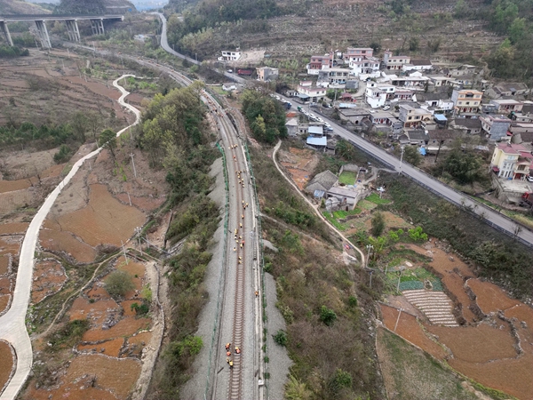 百色工務(wù)段對南昆鐵路進(jìn)行更換鋼軌作業(yè)。劉錦濤攝