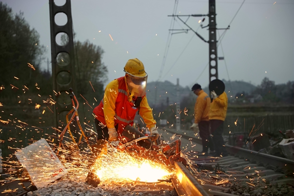 作業(yè)人員正在鋸軌。劉錦濤攝
