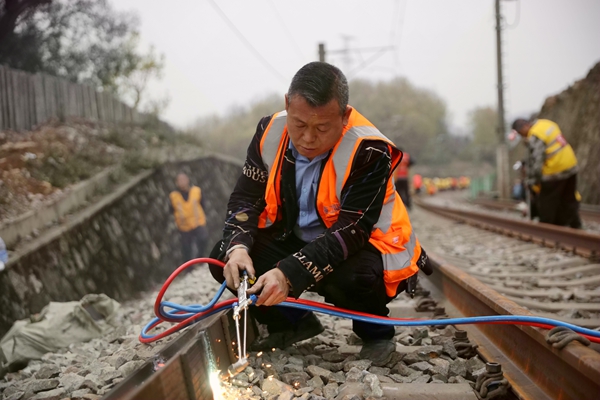 作業(yè)人員正在氧割鋼軌。劉錦濤攝