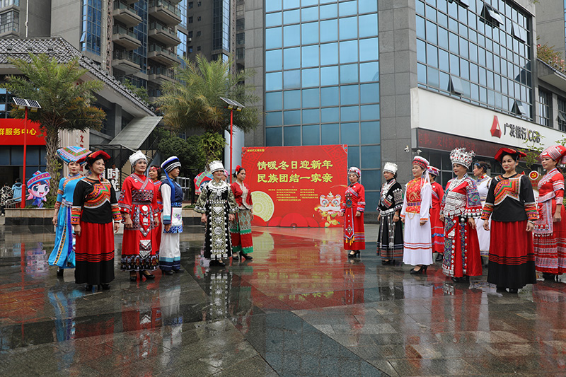 鄰里結(jié)伴表演節(jié)目。蟠龍社區(qū)供圖