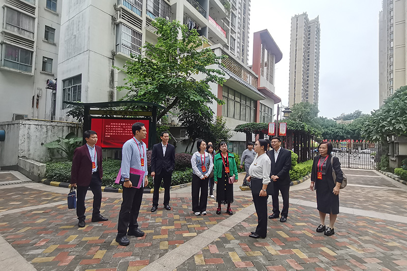 五村嶺社區(qū)站點(diǎn)的人大代表調(diào)研物業(yè)管理。興寧區(qū)興東街道人大工委供圖