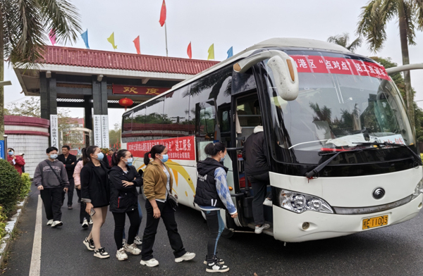 專車免費(fèi)接送農(nóng)村勞動(dòng)力到企業(yè)面試及招聘活動(dòng)現(xiàn)場(chǎng)。