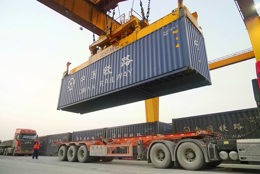 南寧國(guó)際鐵路港裝卸作業(yè)人員指揮跨境集裝箱從汽車(chē)吊裝到火車(chē)上。陳星宇攝