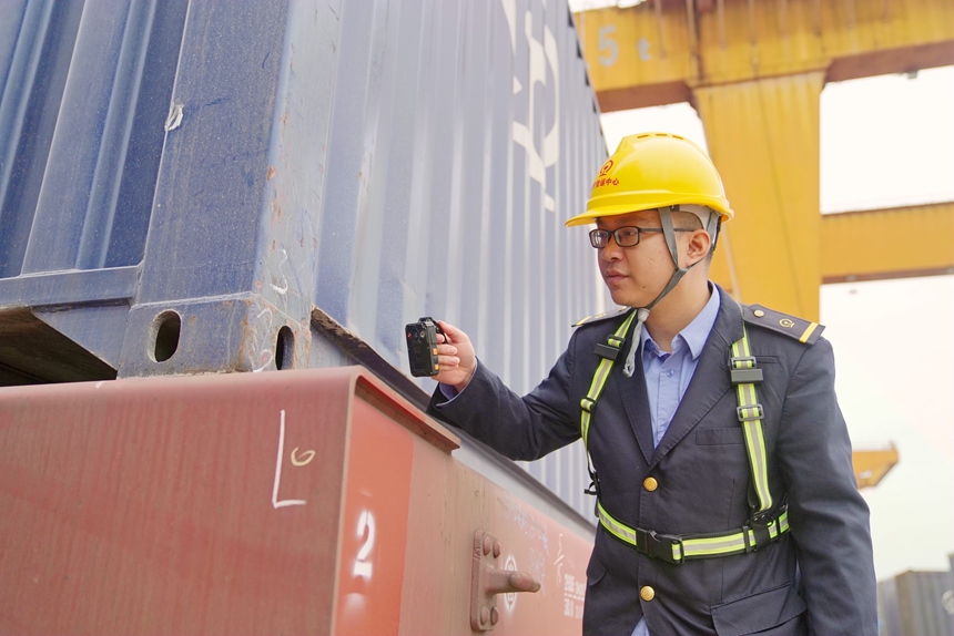 南寧鐵路物流中心貨裝值班員正在檢查跨境集裝箱裝車情況。林高攝