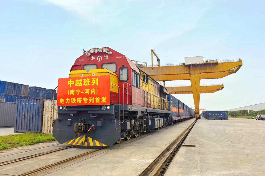 廣西首趟電力鐵搭中越班列整裝待發(fā)。劉雅琴攝