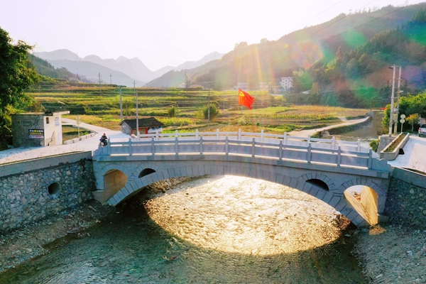 “院士橋”方便群眾往來