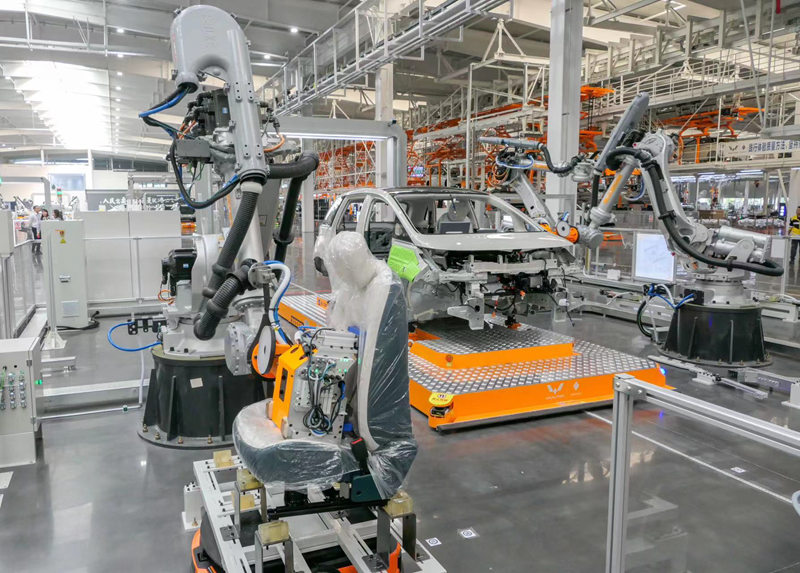 上汽通用五菱寶駿基地島式精益智造工廠生產(chǎn)車間。覃科攝