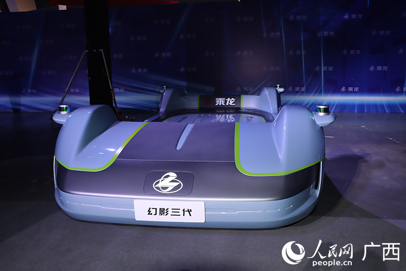 科技感十足的乘龍幻影三代智能牽引車。人民網(wǎng) 付華周攝