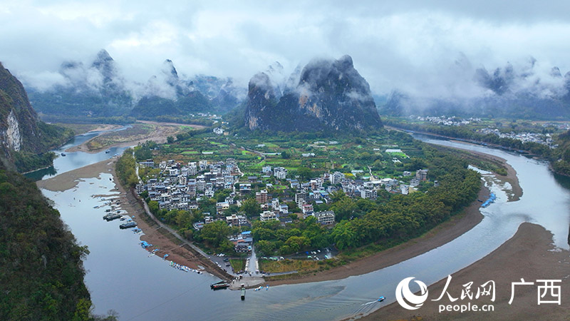 煙雨漓江如詩如畫。人民網(wǎng) 付華周攝