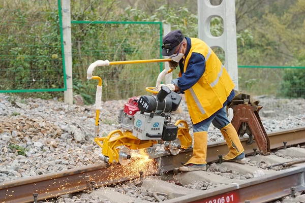職工利用打磨機精準打磨焊縫平直度。王冠杰攝