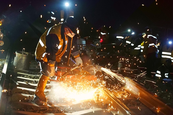 職工利用鋼軌切割機(jī)進(jìn)行鋼軌切割換軌作業(yè)。王冠杰攝