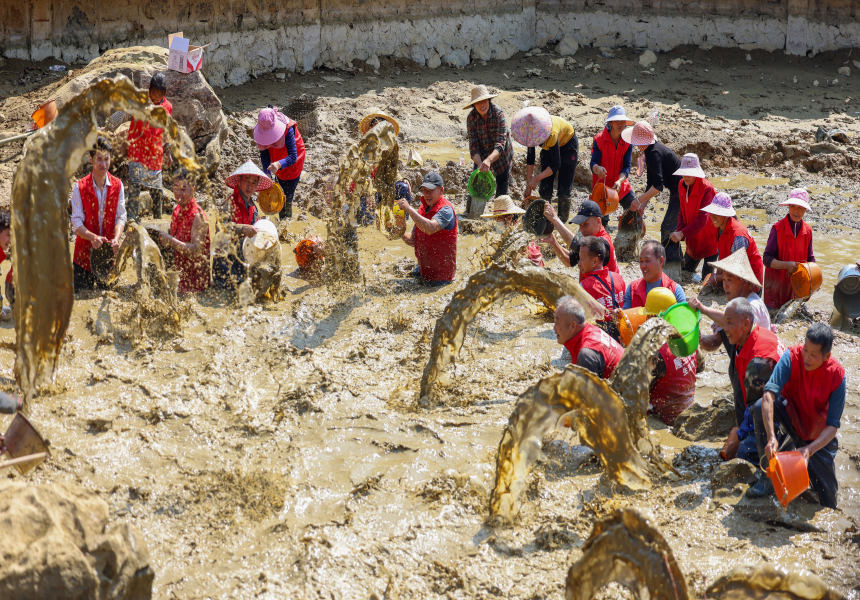 逐卜屯村民正在舀水。零銀卿攝