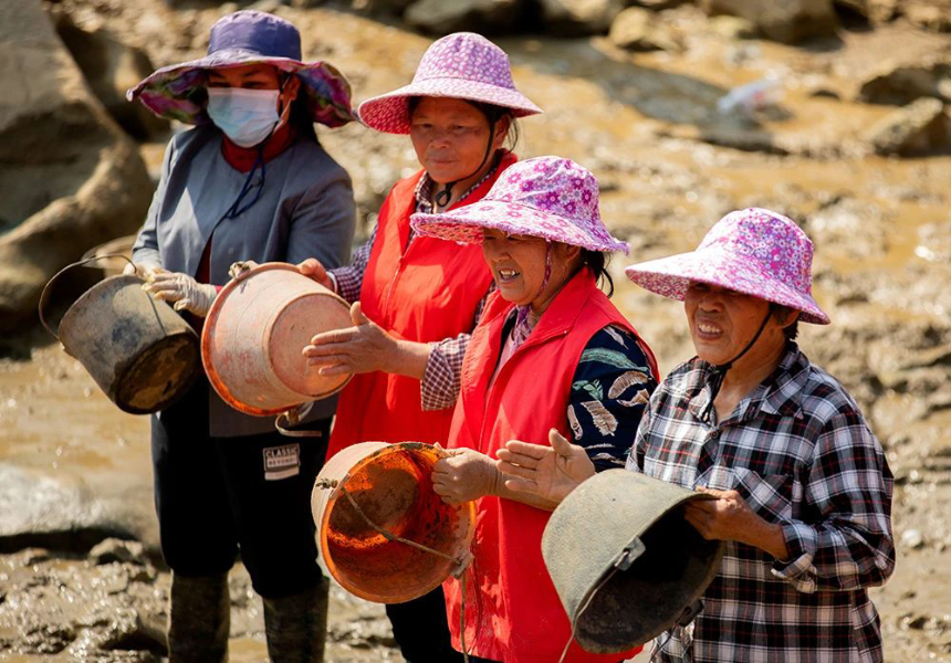潭水里的群眾正在敲桶助威。黃麗華攝