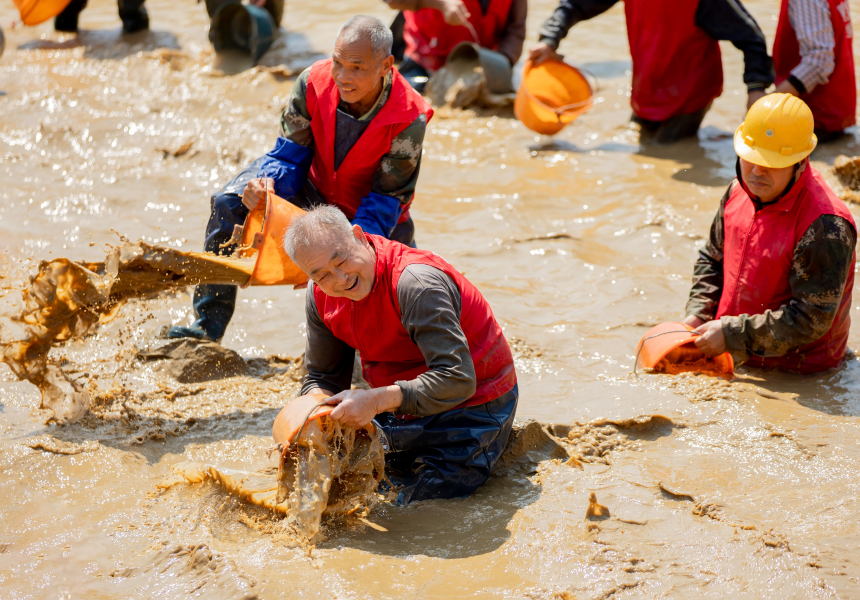 村民舀水過程。黃麗華攝