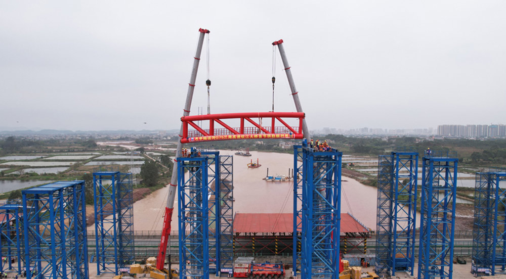 平陸運(yùn)河首座橋梁進(jìn)入上部結(jié)構(gòu)施工3月6日，平陸運(yùn)河橋梁改建工程取得突破性進(jìn)展——G75蘭海高速欽江大橋首節(jié)段拱肋吊裝順利完成，這是平陸運(yùn)河全線首座正式進(jìn)入上部結(jié)構(gòu)施工階段的橋梁。