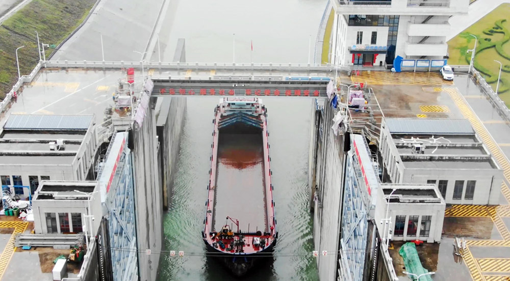 大藤峽船閘完成檢修恢復(fù)通航3月10日，隨著第一批待閘船舶下行安全駛出船閘，標(biāo)志著黔江桂平大藤峽船閘結(jié)束為期20天的計(jì)劃性停航檢修恢復(fù)通航，廣西西江干線航運(yùn)恢復(fù)往日繁忙景象。