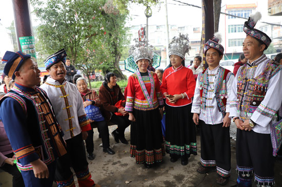 歌手們?cè)诿褡逋耐こ礁? /></p>
<p style=