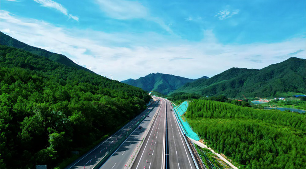 桂林至柳州高速公路改擴(kuò)建項(xiàng)目建成通車項(xiàng)目建成通車后，極大提高桂林至柳州的行車安全與速度，行車時(shí)間由原來(lái)的1.5小時(shí)縮短至1小時(shí)，形成桂北、湖南、貴州出海出邊的大能力高速公路通道。