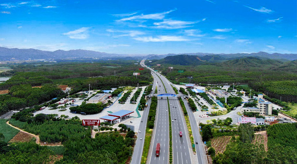 破除六景“腸梗阻” 長(zhǎng)效治堵保暢通柳南高速改擴(kuò)建完成后的重大節(jié)假日期間，柳南高速六景段的擁堵緩行距離、緩行時(shí)間下降，通行效率提升。