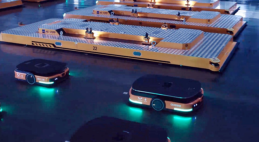 上汽通用五菱的5G AGV小車在車間里運(yùn)行。五菱供圖