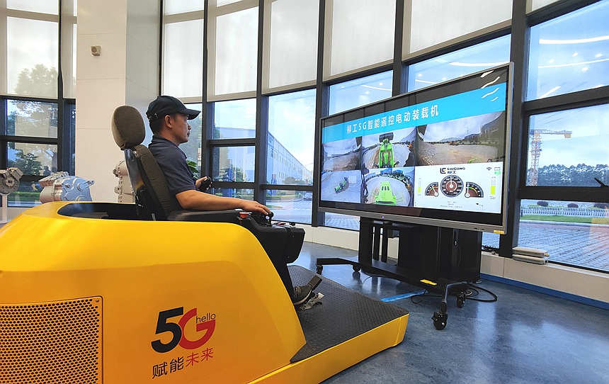 遠(yuǎn)程遙控操作電動(dòng)裝載機(jī)。鄭波攝