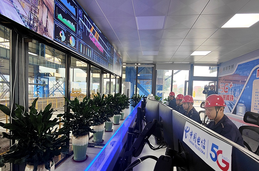 柳鋼熱軋廠的車間工人在空調(diào)環(huán)境下用5G技術(shù)操控天車在高溫下作業(yè)。鄭波攝