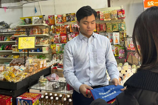 浦發(fā)銀行南寧分行營業(yè)部為到店客戶和周邊商戶提供零錢包兌換服務(wù)2   （何艷 供圖）