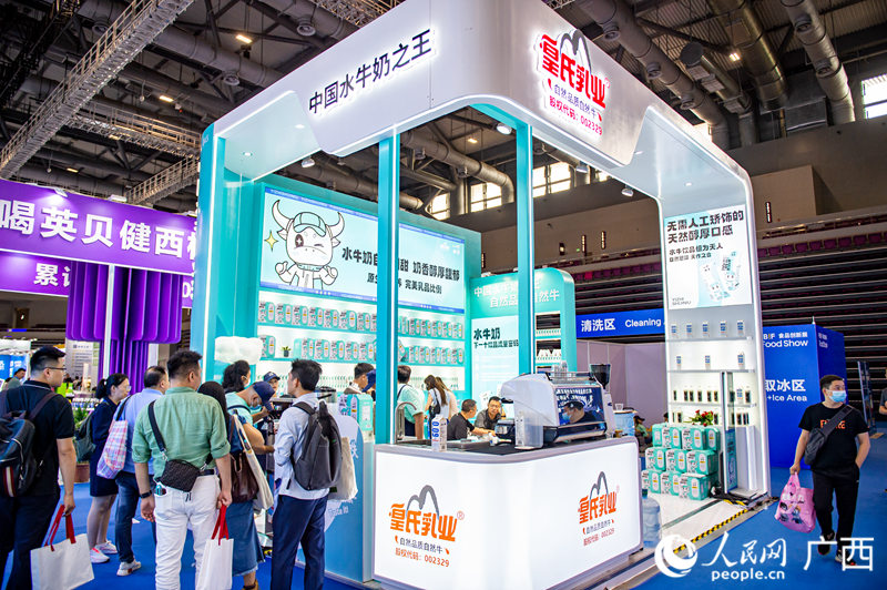 皇氏乳業(yè)參加FBIF2023食品飲料創(chuàng)新論壇及FBIF食品創(chuàng)新展。人民網(wǎng)記者 嚴立政攝