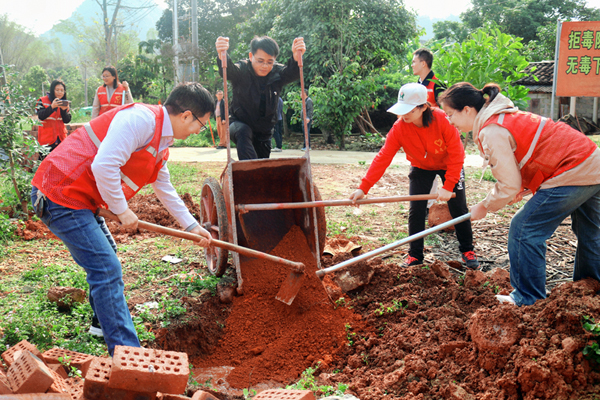 植樹活動(dòng)。
