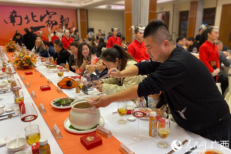 游客品嘗廣西美食。人民網(wǎng) 馮肖慧攝