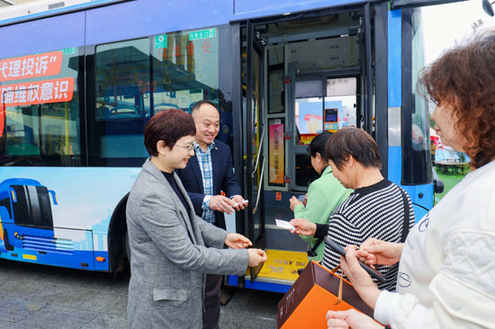 國(guó)家金融監(jiān)督管理總局廣西監(jiān)管局與轄內(nèi)金融機(jī)構(gòu)向社區(qū)居民發(fā)放“金桂消保行誠(chéng)信卡”。馬淑琴 攝