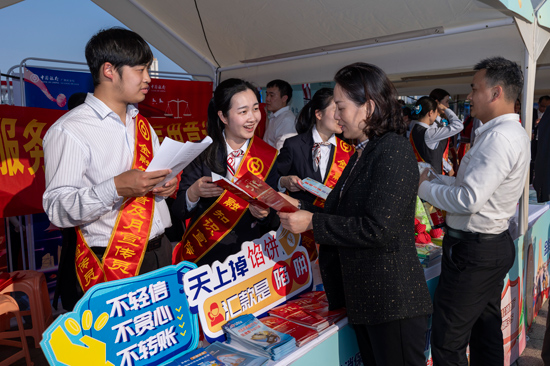 銀行員工現(xiàn)場講解金融消費者八項權(quán)益、個人征信管理知識等。徐冬華攝