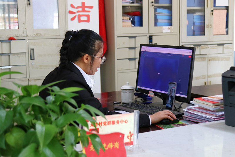 黃其艷在“90后村干部日?！敝辈ラg開講。毛麗婷攝