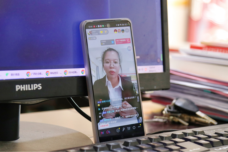 黃其艷在“90后村干部日?！敝辈ラg開講。