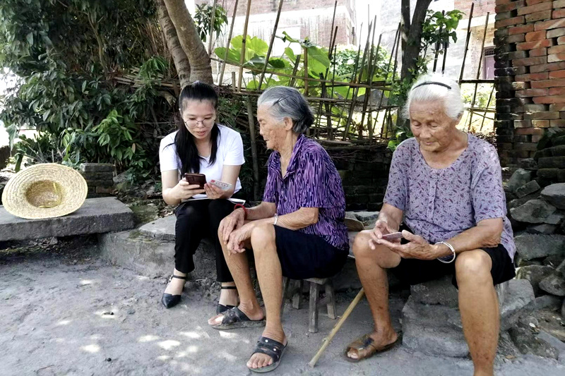 黃其艷入戶為老人進(jìn)行養(yǎng)老認(rèn)證。