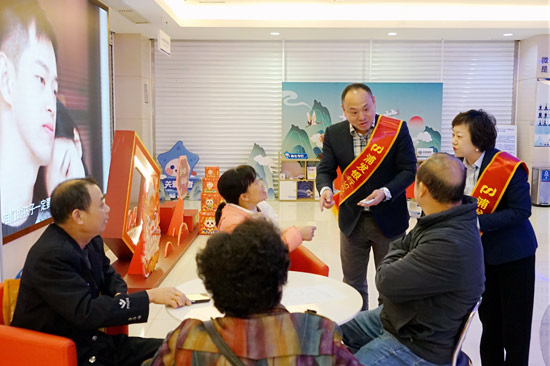 ''2024年“3·15”金融消費(fèi)者權(quán)益保護(hù)教育宣傳活動(dòng)“行長(zhǎng)值大堂”期間，浦發(fā)銀行南寧分行副行長(zhǎng)韓東勛在廳堂向消費(fèi)者介紹金桂消保誠(chéng)信卡，提示消費(fèi)者抵制“不當(dāng)?shù)美薄跋?fù)債”等誘惑，理性表達(dá)訴求、妥善解決糾紛（梁煒攝）