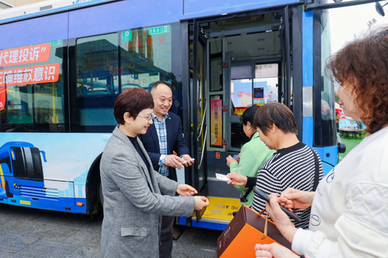 國(guó)家金融監(jiān)督管理總局廣西監(jiān)管局與轄內(nèi)金融機(jī)構(gòu)向社區(qū)居民發(fā)放“金桂消保行誠(chéng)信卡”（馬淑琴攝）