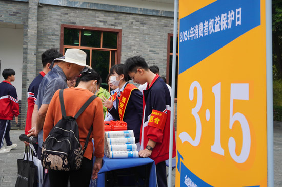 浦發(fā)銀行南寧分行金融知識宣講員對鄉(xiāng)村居民進(jìn)行養(yǎng)老詐騙、直播帶貨陷阱等常見騙局進(jìn)行案例警示和宣傳教育（黃曉明攝）