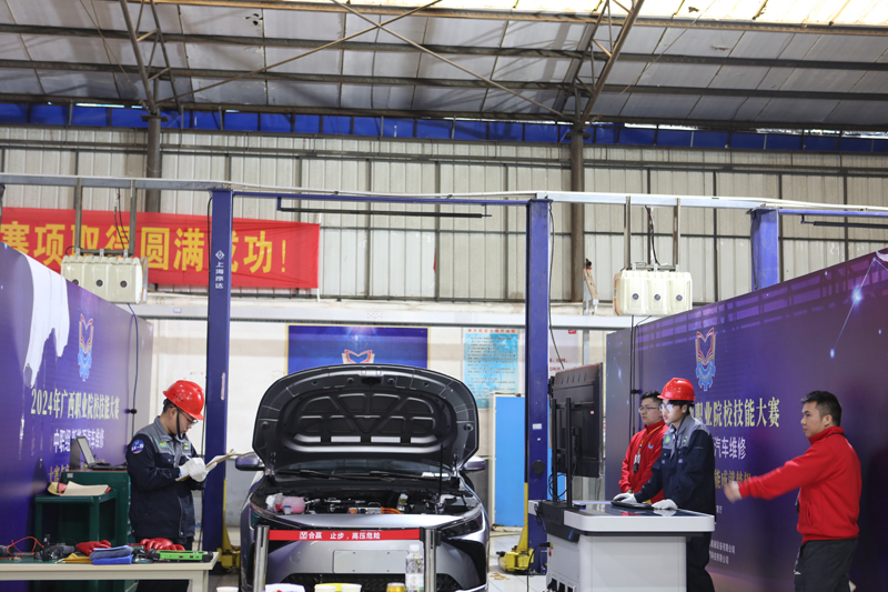 《新能源汽車維修》賽項比賽現(xiàn)場。韋美芳攝