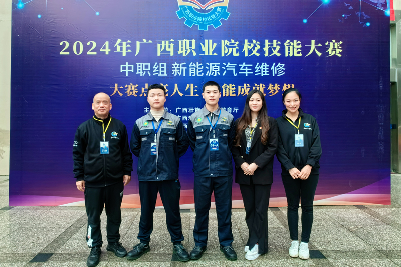 獲《新能源汽車維修》賽項一等獎團隊。謝京谷攝