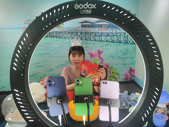 身著泰國(guó)服飾的女主播正在用泰語(yǔ)進(jìn)行直播。王黎莉攝