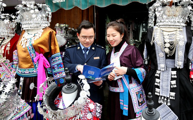 “稅宣講堂”進(jìn)坡會(huì) 民族團(tuán)結(jié)情更濃