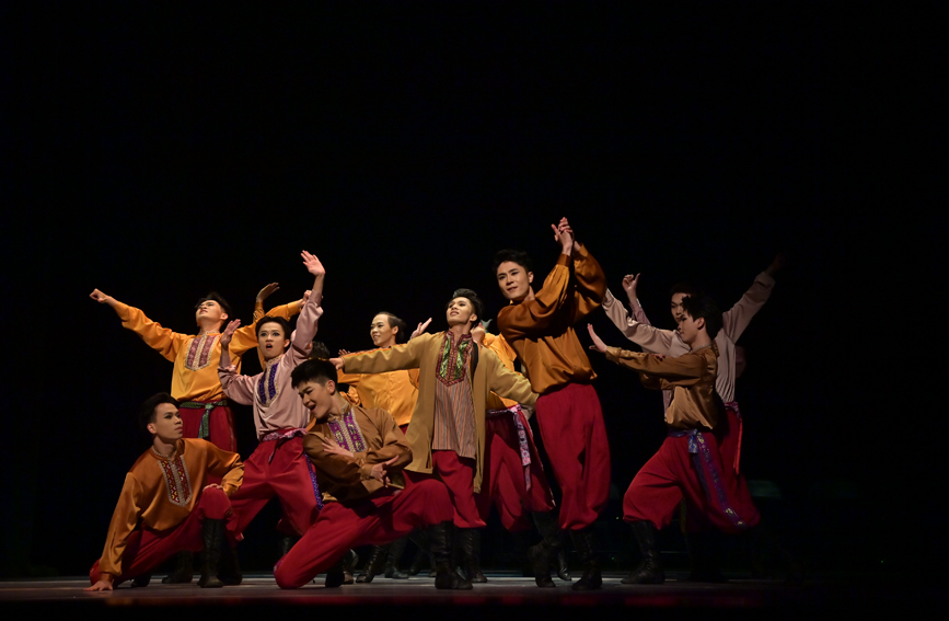 舞蹈《陽(yáng)光下的麥蓋提》。張運(yùn)鋒攝