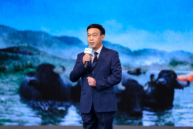 黃加祥推介廣西水牛奶。主辦方供圖