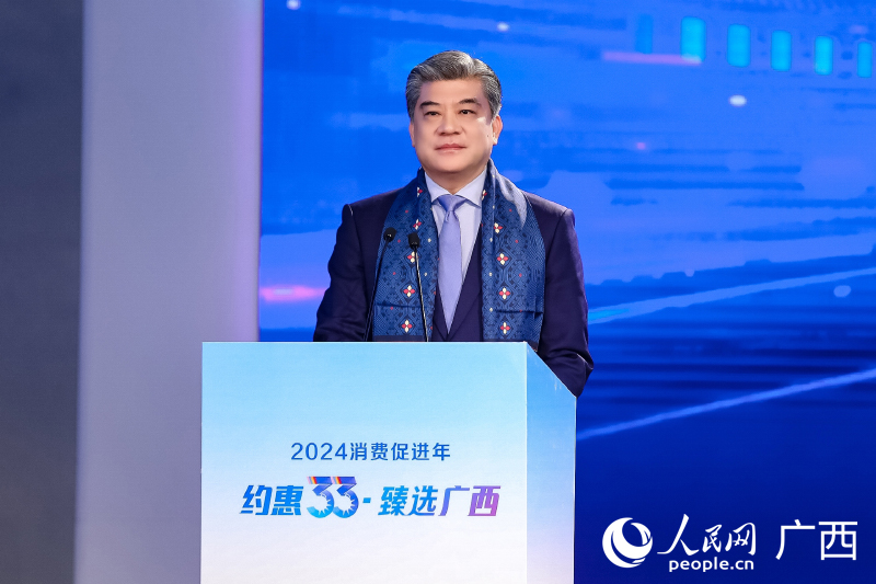 楊春庭發(fā)布廣西“33消費節(jié)”政策措施。人民網(wǎng)記者 嚴立政攝