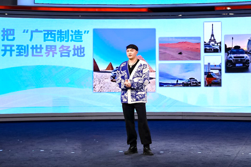 張世臻在現(xiàn)場(chǎng)向廣大消費(fèi)者介紹“廣西汽車”。主辦方供圖