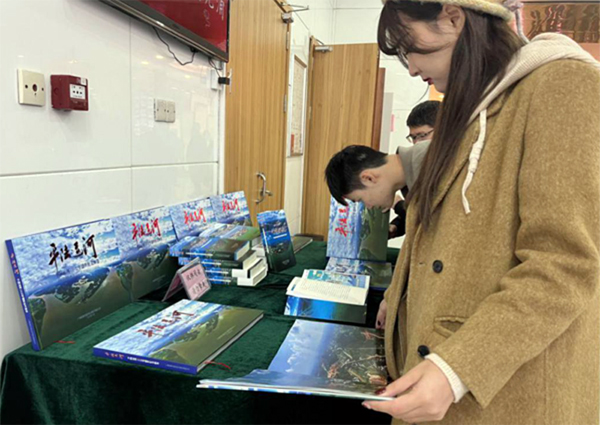 圖書館的讀者爭相閱看平陸運河研究文集和畫冊