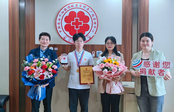 學校老師慰問胡云楓。陶光均攝