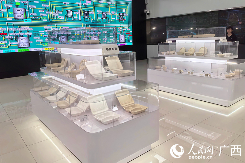 各式各樣的可降解環(huán)保餐具。人民網(wǎng) 付華周攝