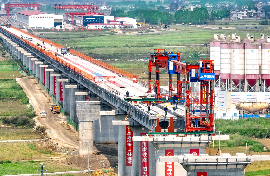 柳梧鐵路平田跨柳北高速特大橋。
